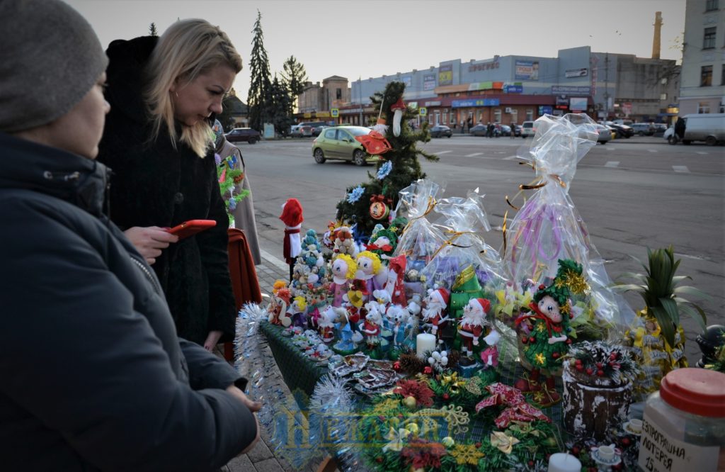 Головна ялинка Ніжина засяяла по-новому. ФОТО – Новини Ніжина/ новости Нежина