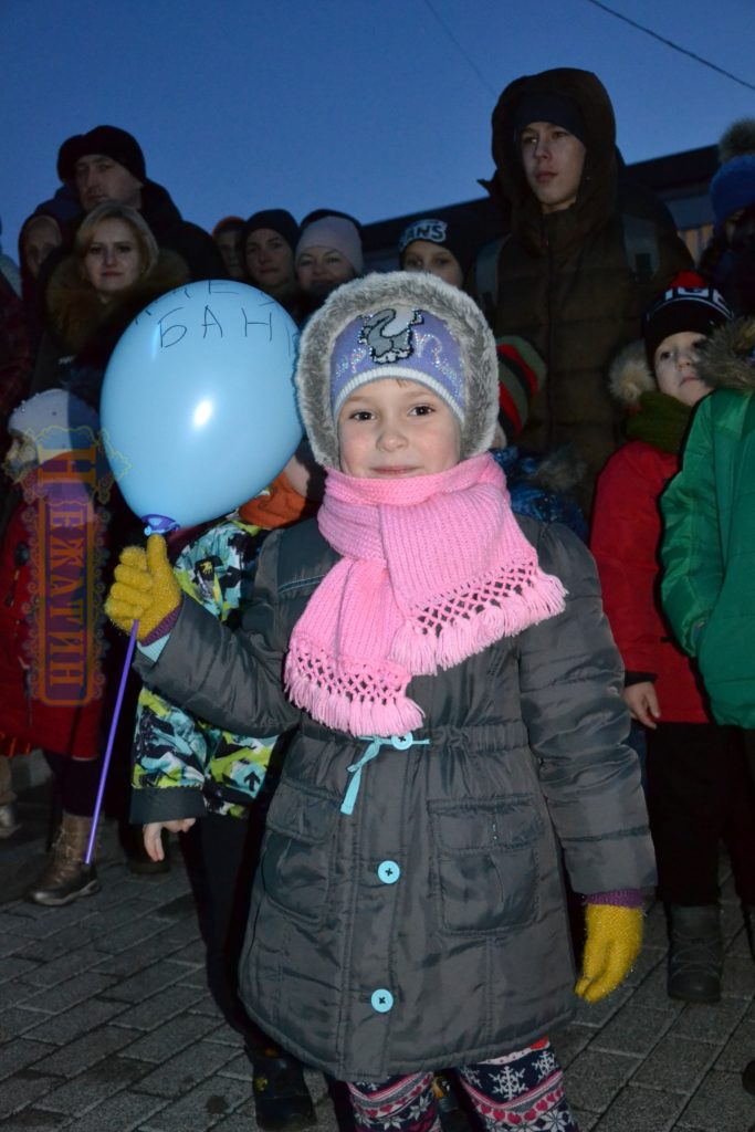 Головна ялинка Ніжина засяяла по-новому. ФОТО – Новини Ніжина/ новости Нежина