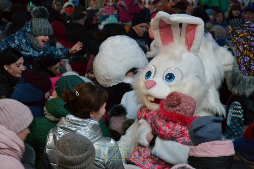 Головна ялинка Ніжина засяяла по-новому. ФОТО – Новини Ніжина/ новости Нежина