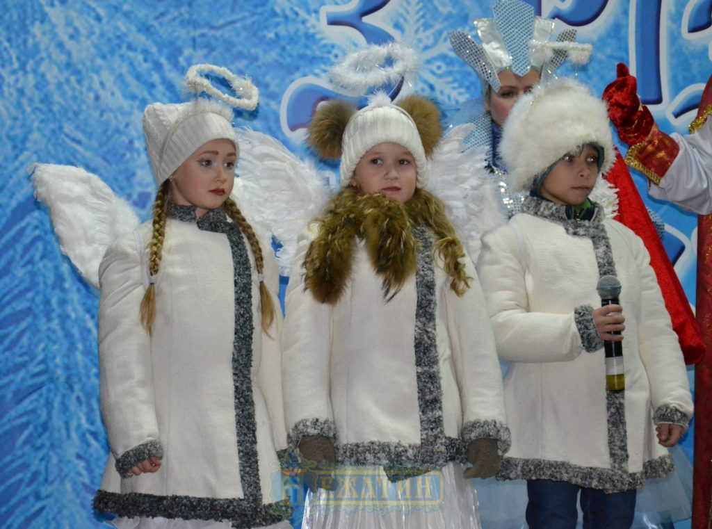 Головна ялинка Ніжина засяяла по-новому. ФОТО – Новини Ніжина/ новости Нежина