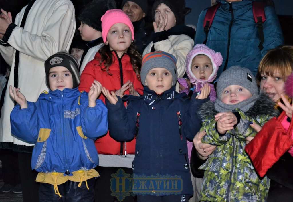 Головна ялинка Ніжина засяяла по-новому. ФОТО – Новини Ніжина/ новости Нежина