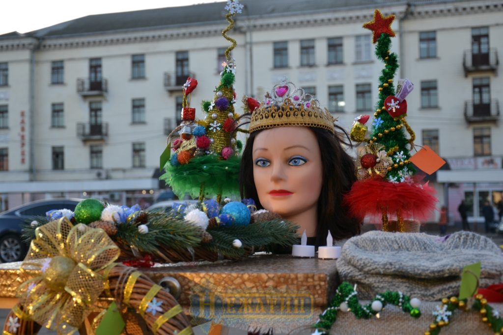 Головна ялинка Ніжина засяяла по-новому. ФОТО – Новини Ніжина/ новости Нежина