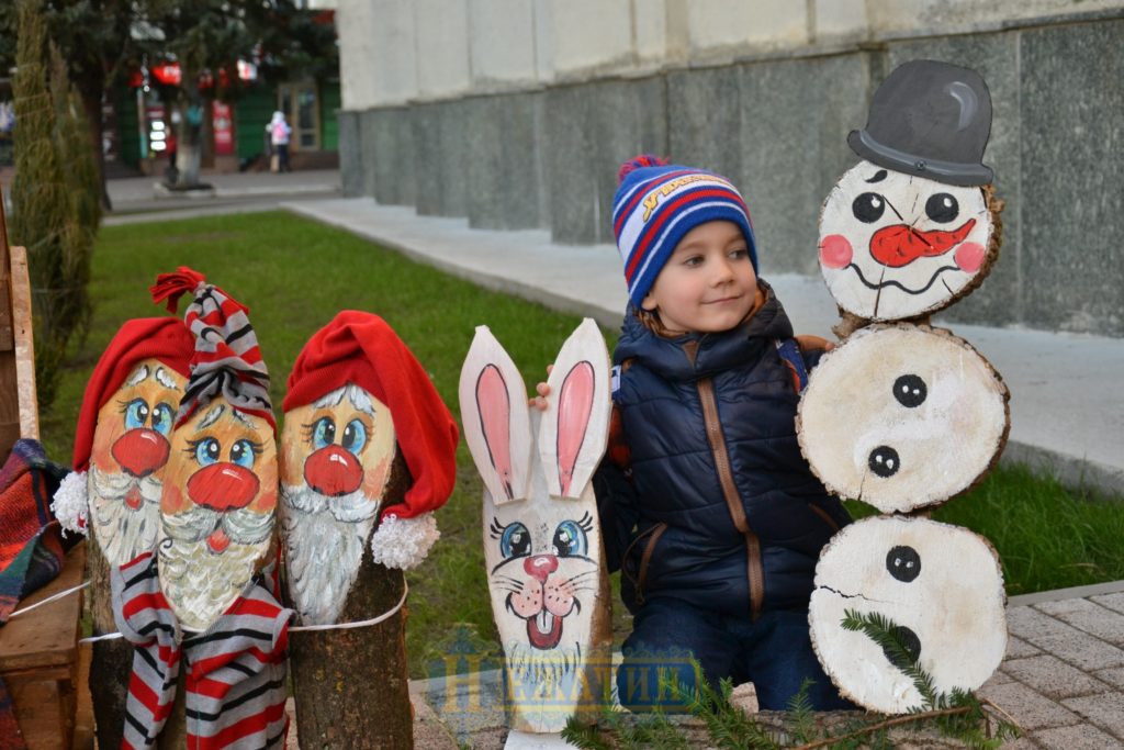 Головна ялинка Ніжина засяяла по-новому. ФОТО – Новини Ніжина/ новости Нежина