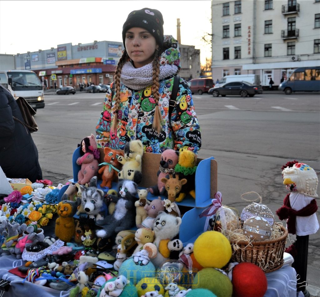 Головна ялинка Ніжина засяяла по-новому. ФОТО – Новини Ніжина/ новости Нежина