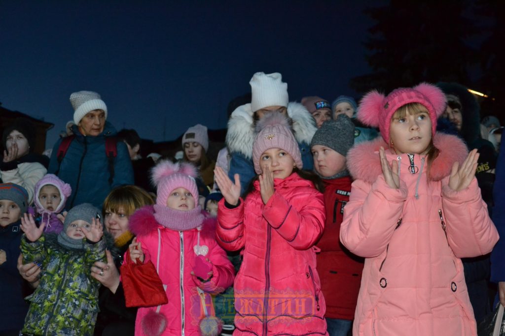 Головна ялинка Ніжина засяяла по-новому. ФОТО – Новини Ніжина/ новости Нежина