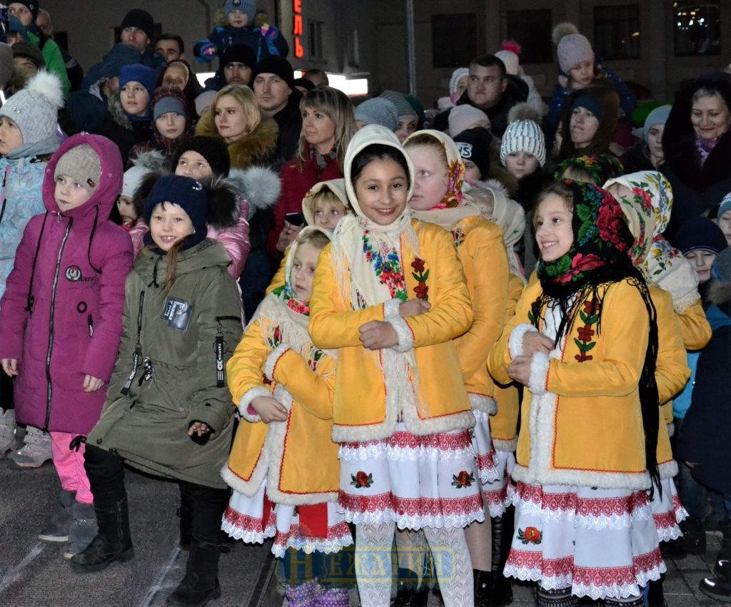 Головна ялинка Ніжина засяяла по-новому. ФОТО – Новини Ніжина/ новости Нежина