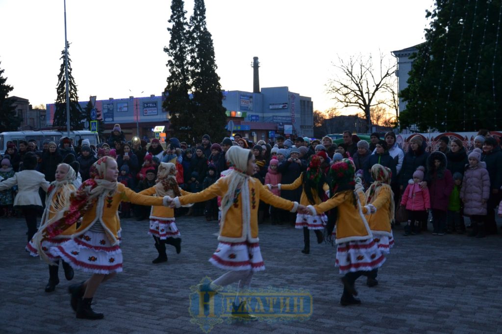 Головна ялинка Ніжина засяяла по-новому. ФОТО – Новини Ніжина/ новости Нежина