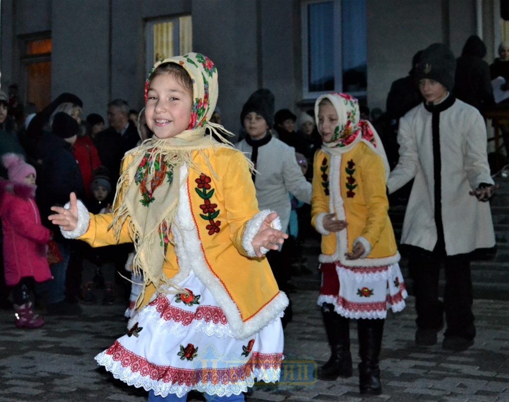 Головна ялинка Ніжина засяяла по-новому. ФОТО – Новини Ніжина/ новости Нежина