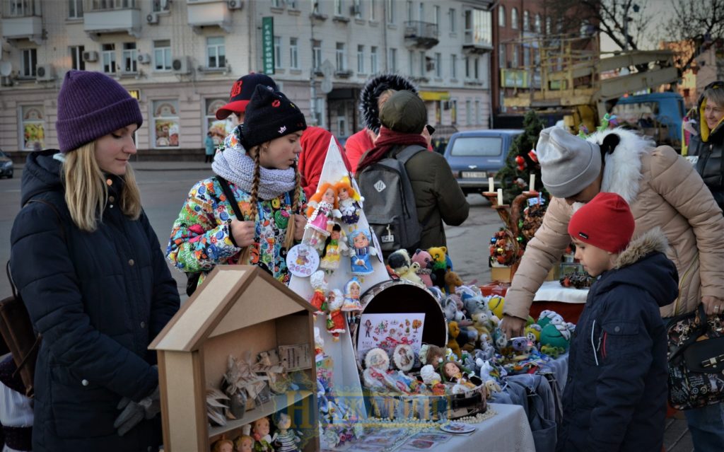 Головна ялинка Ніжина засяяла по-новому. ФОТО – Новини Ніжина/ новости Нежина