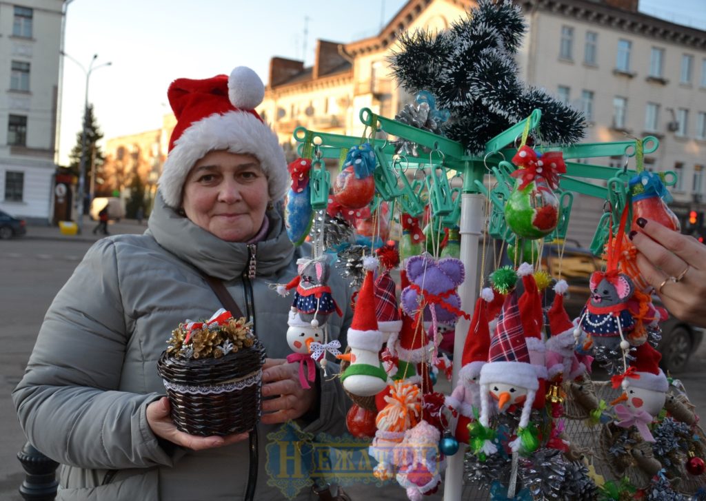 Головна ялинка Ніжина засяяла по-новому. ФОТО – Новини Ніжина/ новости Нежина