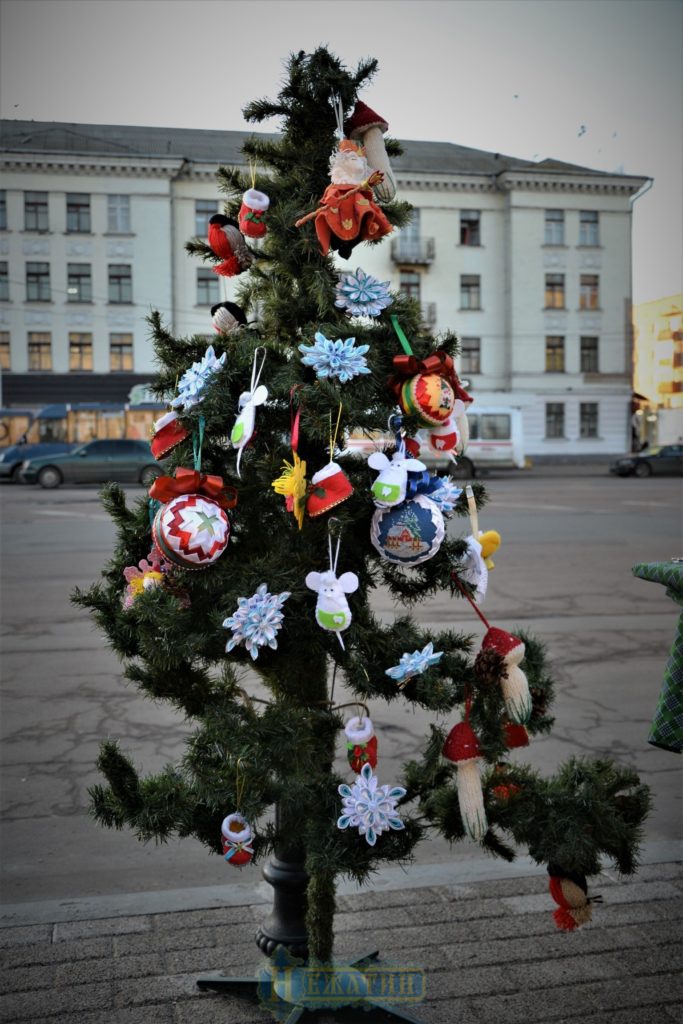 Головна ялинка Ніжина засяяла по-новому. ФОТО – Новини Ніжина/ новости Нежина