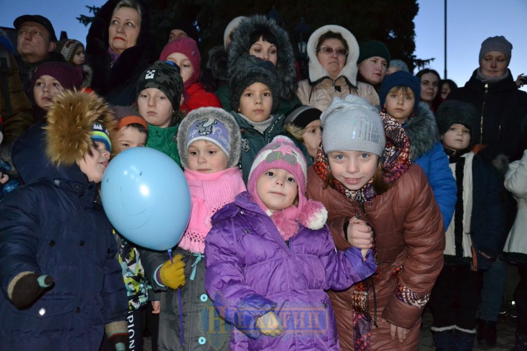 Головна ялинка Ніжина засяяла по-новому. ФОТО – Новини Ніжина/ новости Нежина