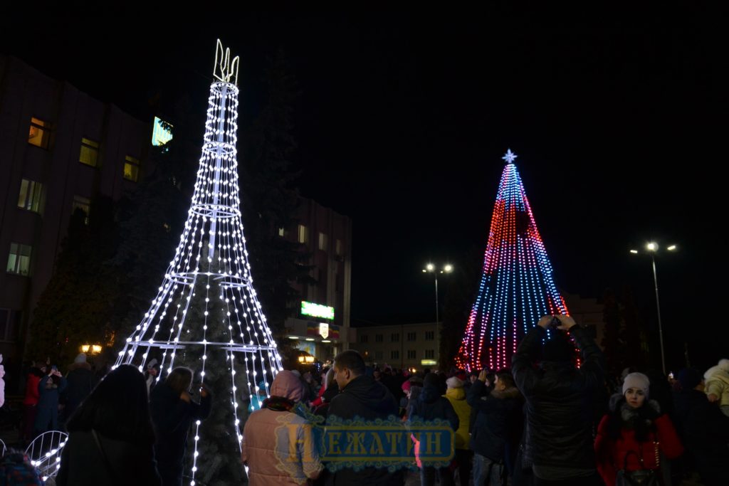 Головна ялинка Ніжина засяяла по-новому. ФОТО – Новини Ніжина/ новости Нежина