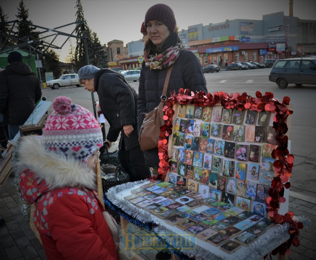 Головна ялинка Ніжина засяяла по-новому. ФОТО – Новини Ніжина/ новости Нежина