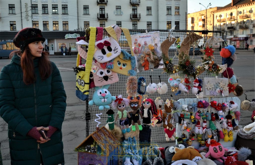 Головна ялинка Ніжина засяяла по-новому. ФОТО – Новини Ніжина/ новости Нежина