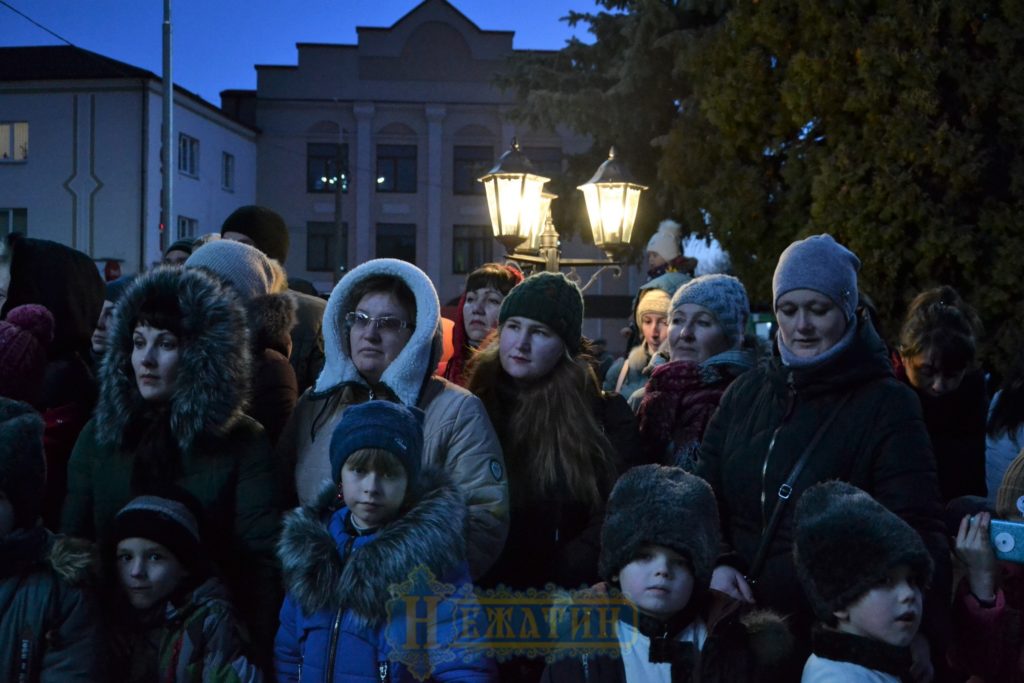 Головна ялинка Ніжина засяяла по-новому. ФОТО – Новини Ніжина/ новости Нежина