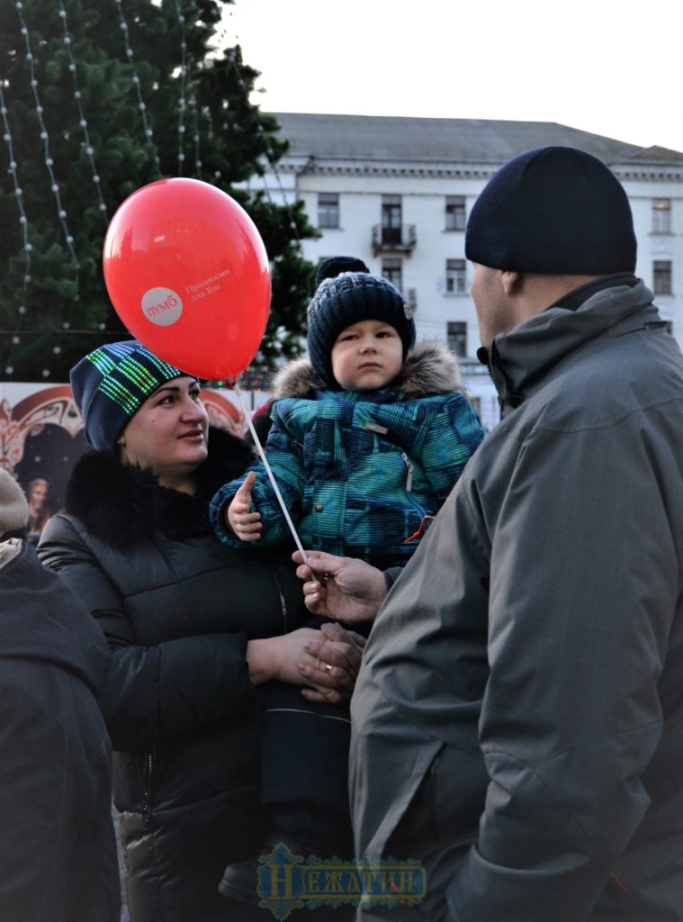 Головна ялинка Ніжина засяяла по-новому. ФОТО – Новини Ніжина/ новости Нежина