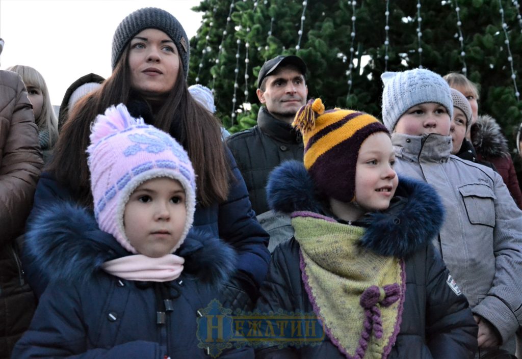 Головна ялинка Ніжина засяяла по-новому. ФОТО – Новини Ніжина/ новости Нежина