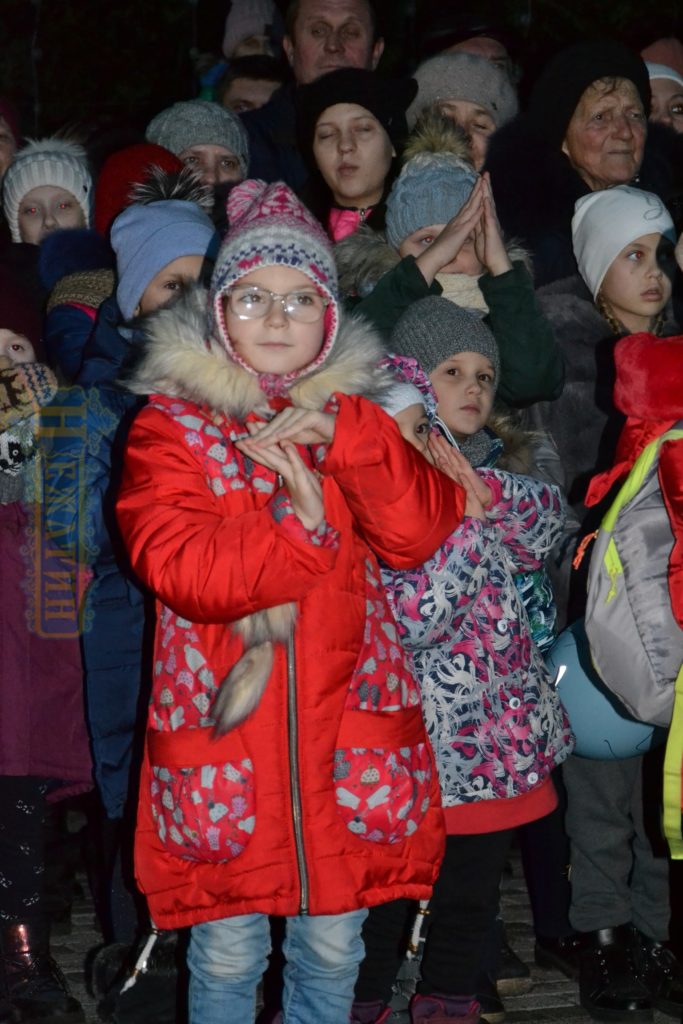 Головна ялинка Ніжина засяяла по-новому. ФОТО – Новини Ніжина/ новости Нежина