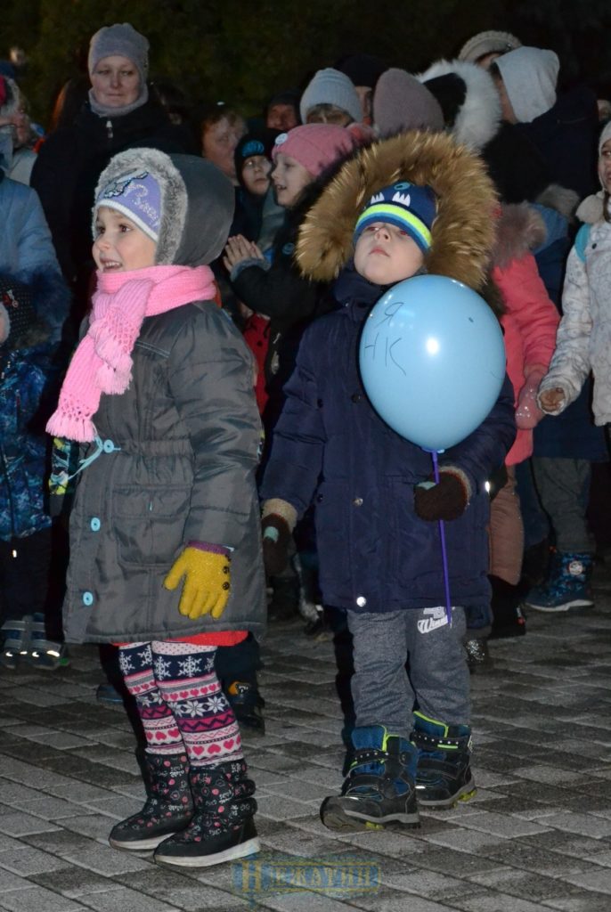 Головна ялинка Ніжина засяяла по-новому. ФОТО – Новини Ніжина/ новости Нежина