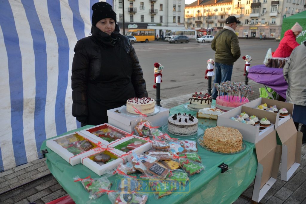 Головна ялинка Ніжина засяяла по-новому. ФОТО – Новини Ніжина/ новости Нежина