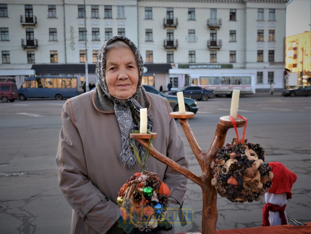 Головна ялинка Ніжина засяяла по-новому. ФОТО – Новини Ніжина/ новости Нежина