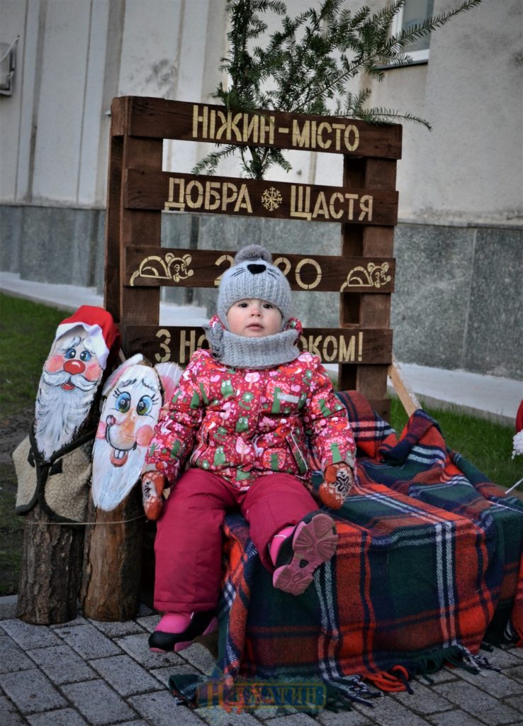 Головна ялинка Ніжина засяяла по-новому. ФОТО – Новини Ніжина/ новости Нежина