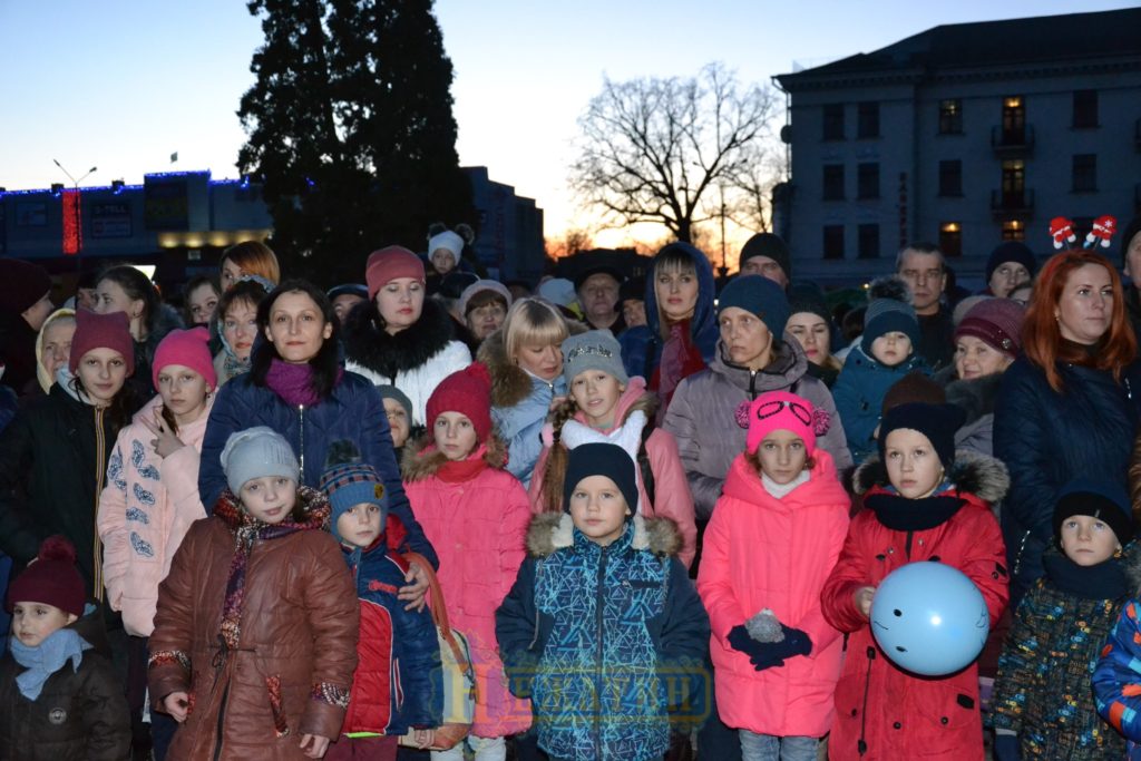 Головна ялинка Ніжина засяяла по-новому. ФОТО – Новини Ніжина/ новости Нежина