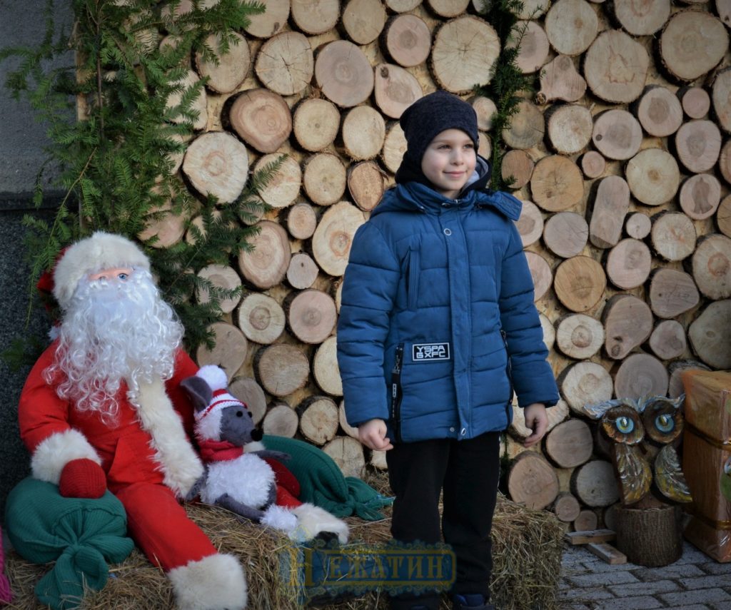 Головна ялинка Ніжина засяяла по-новому. ФОТО – Новини Ніжина/ новости Нежина