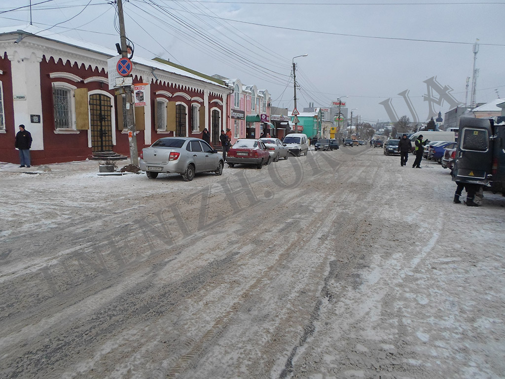 Як ніжинські комунальники борються зі снігом та водіями автотранспорту