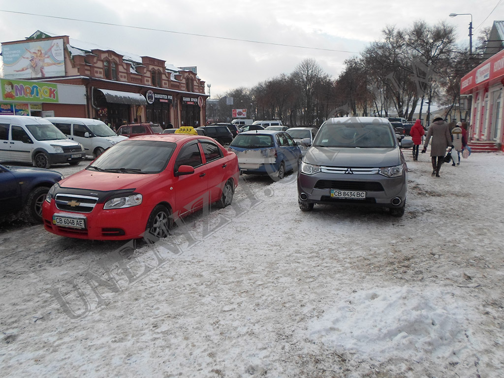 Як ніжинські комунальники борються зі снігом та водіями автотранспорту