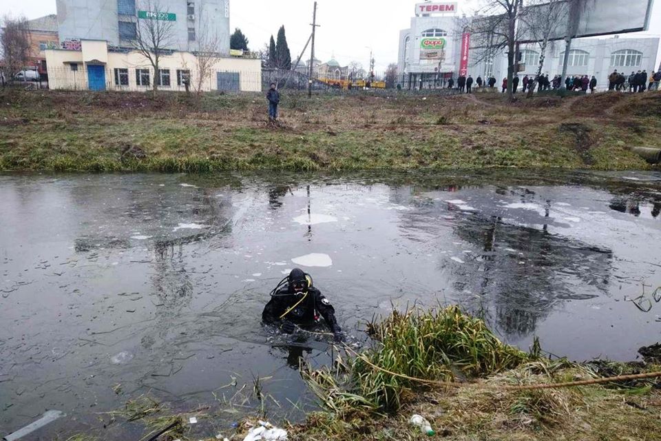 Рятувальники показали, як витягали автомобіль з річки Остер. Фото