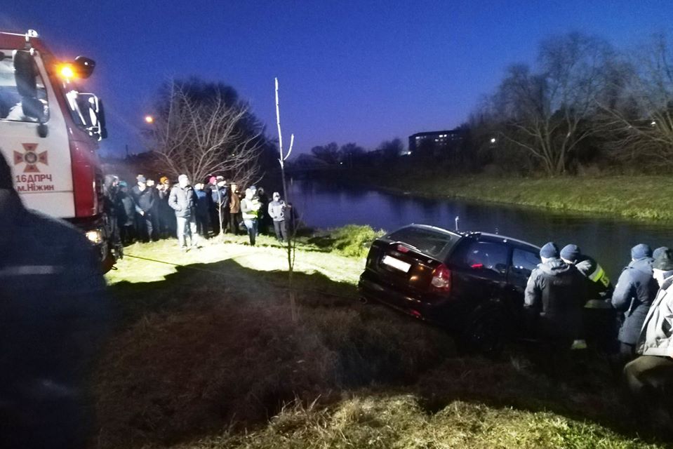 Рятувальники показали, як витягали автомобіль з річки Остер. Фото