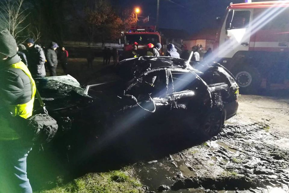 Рятувальники показали, як витягали автомобіль з річки Остер. Фото