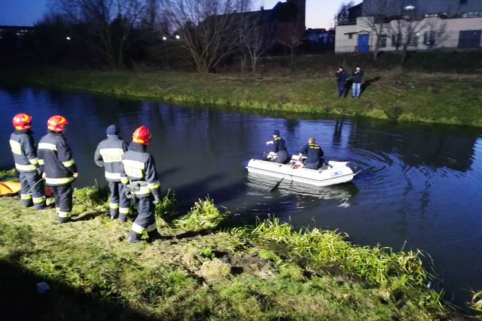 Рятувальники показали, як витягали автомобіль з річки Остер. Фото