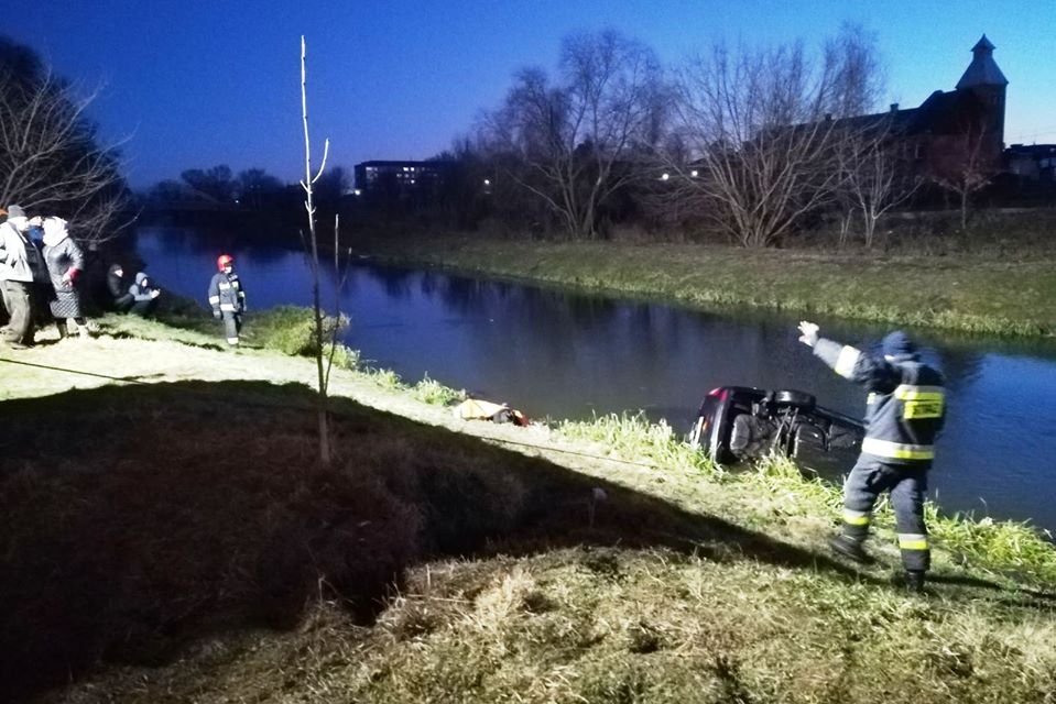 Рятувальники показали, як витягали автомобіль з річки Остер. Фото