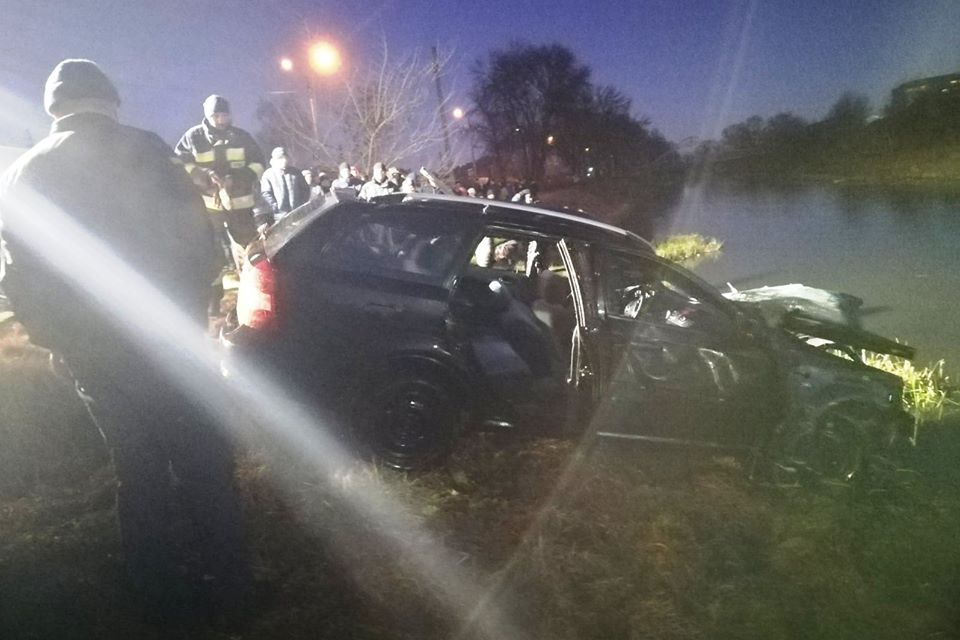 Рятувальники показали, як витягали автомобіль з річки Остер. Фото