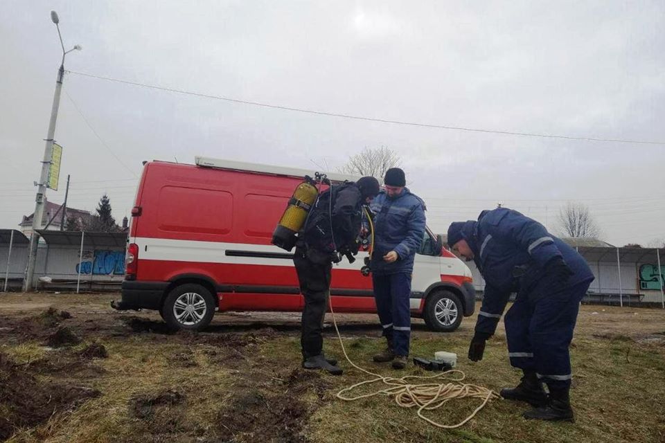 Рятувальники показали, як витягали автомобіль з річки Остер. Фото