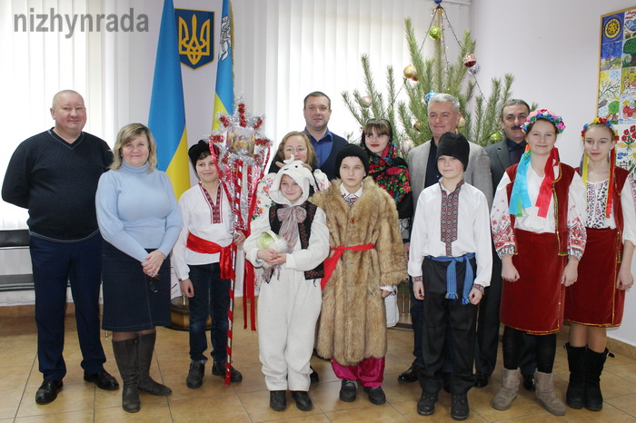 Як ніжинці і в міськраді, і в супермаркеті щедрували. Фото і відео