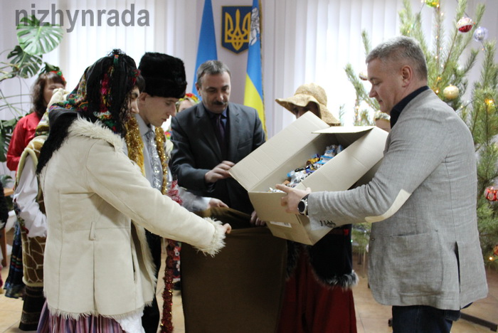 Як ніжинці і в міськраді, і в супермаркеті щедрували. Фото і відео