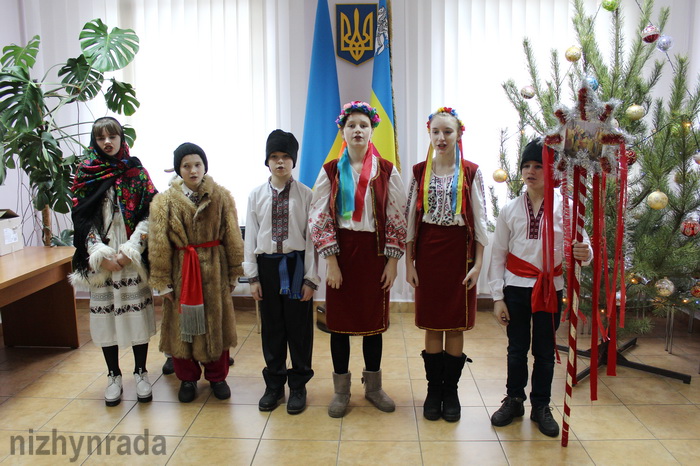 Як ніжинці і в міськраді, і в супермаркеті щедрували. Фото і відео