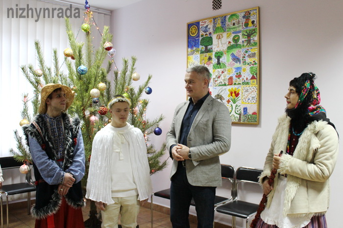 Як ніжинці і в міськраді, і в супермаркеті щедрували. Фото і відео