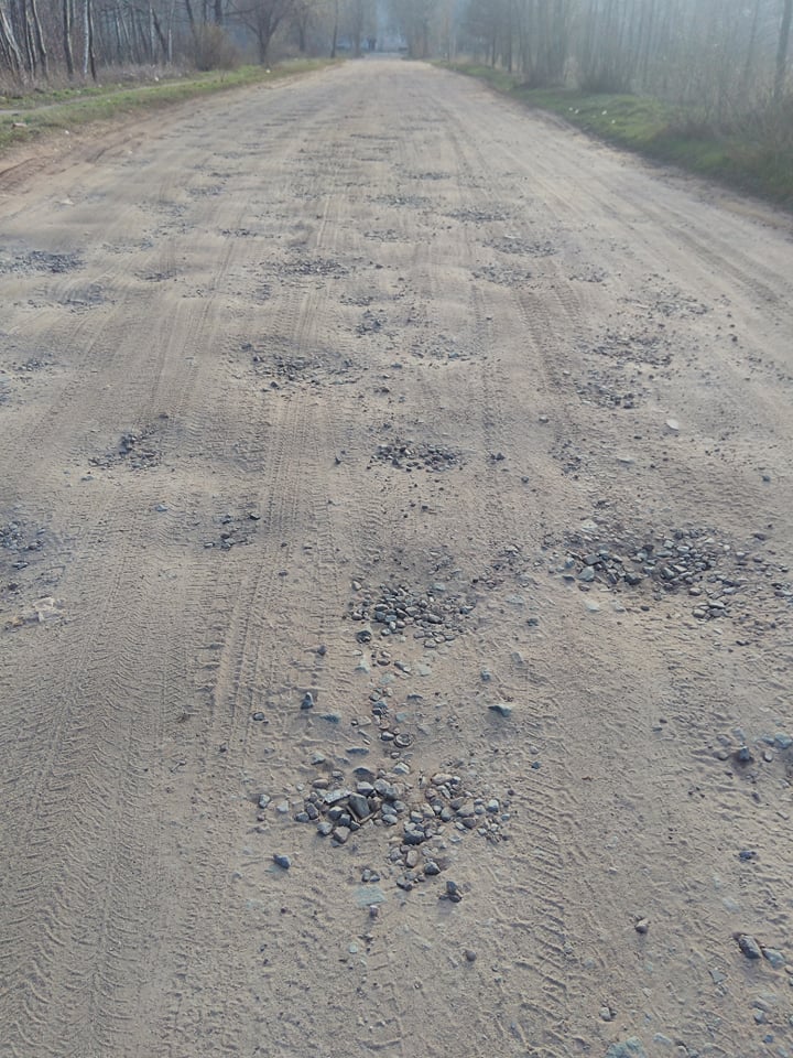 Найгірша дорога в Чернігові: водії маршрутки жаліються на «вулканічне» покриття (Фото)